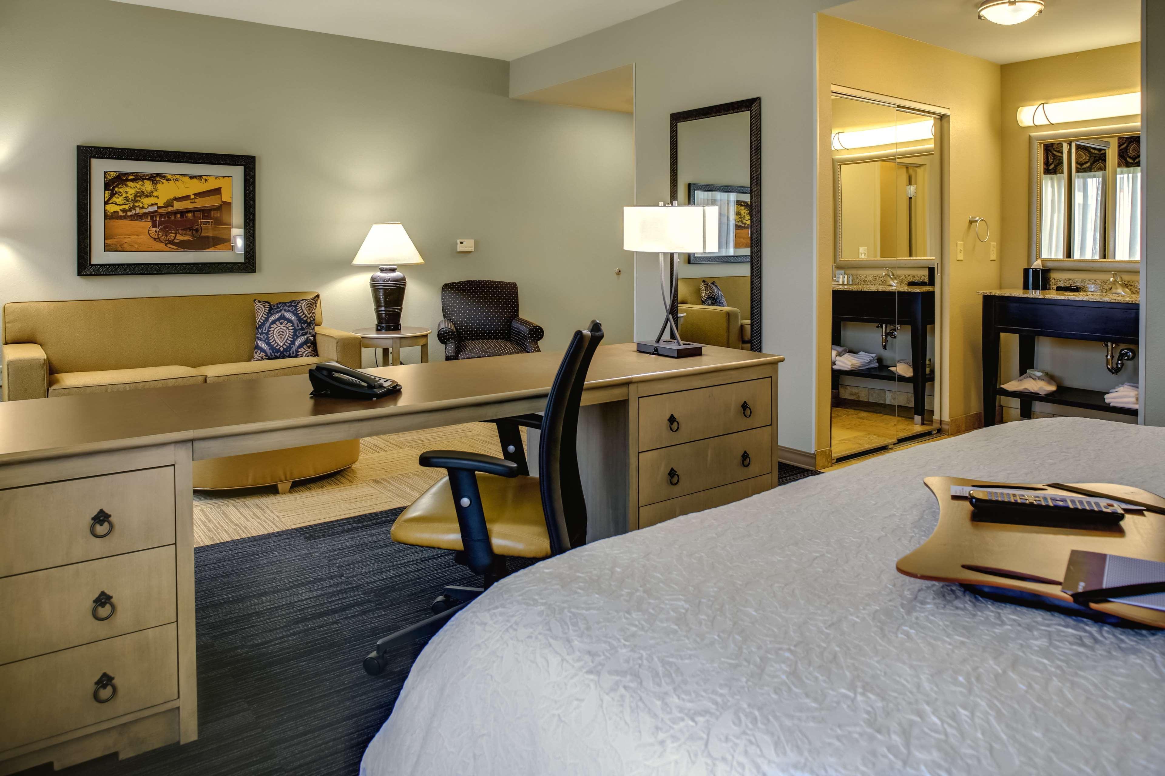 Hampton Inn & Suites Dodge City Boot Hill Casino Exteriör bild